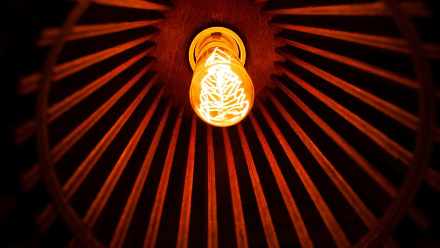 Открытка лампа в потолке  лампа  Қуанышты энергия күні 