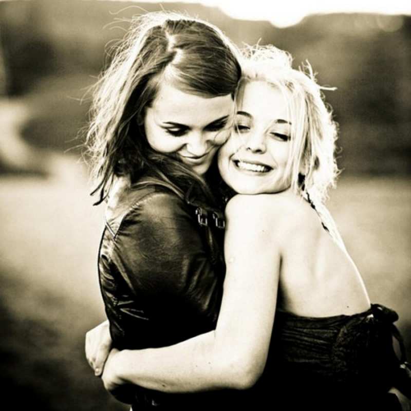 Открытка для подруги  девочки обнимаются  сені құшақтағым келеді 