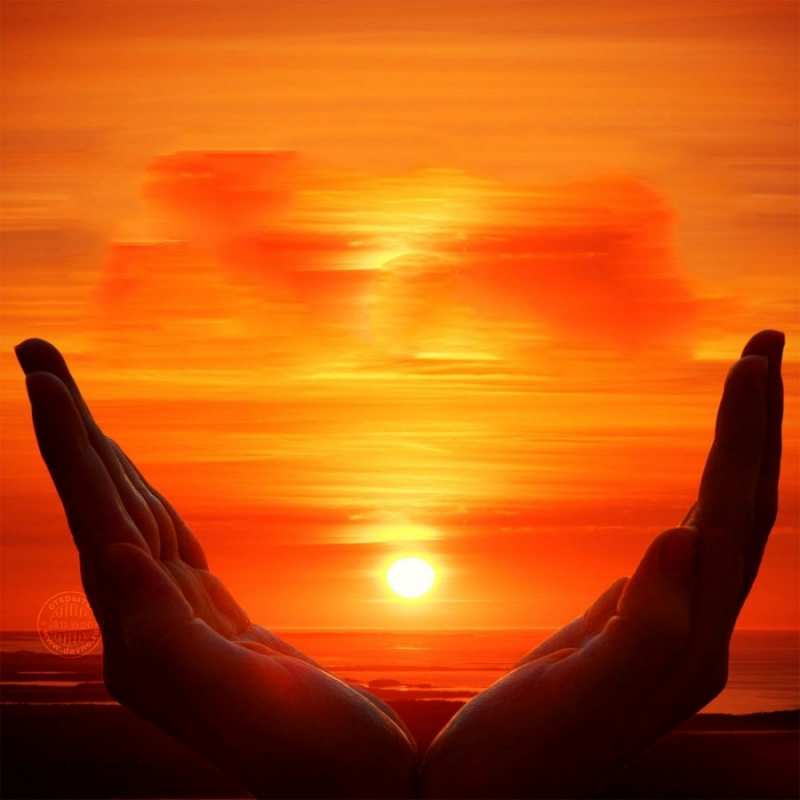 Открытка закат  в руках  Мен сені сүйемін 