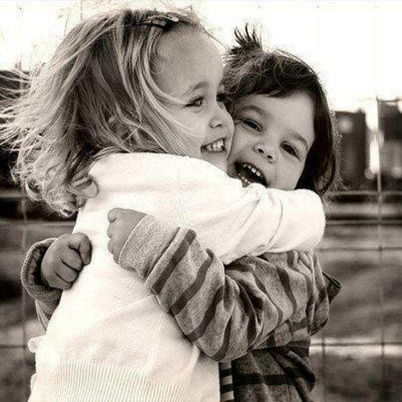 Открытка дети обнимаются  счастливая парочка  сені құшақтағым келеді 