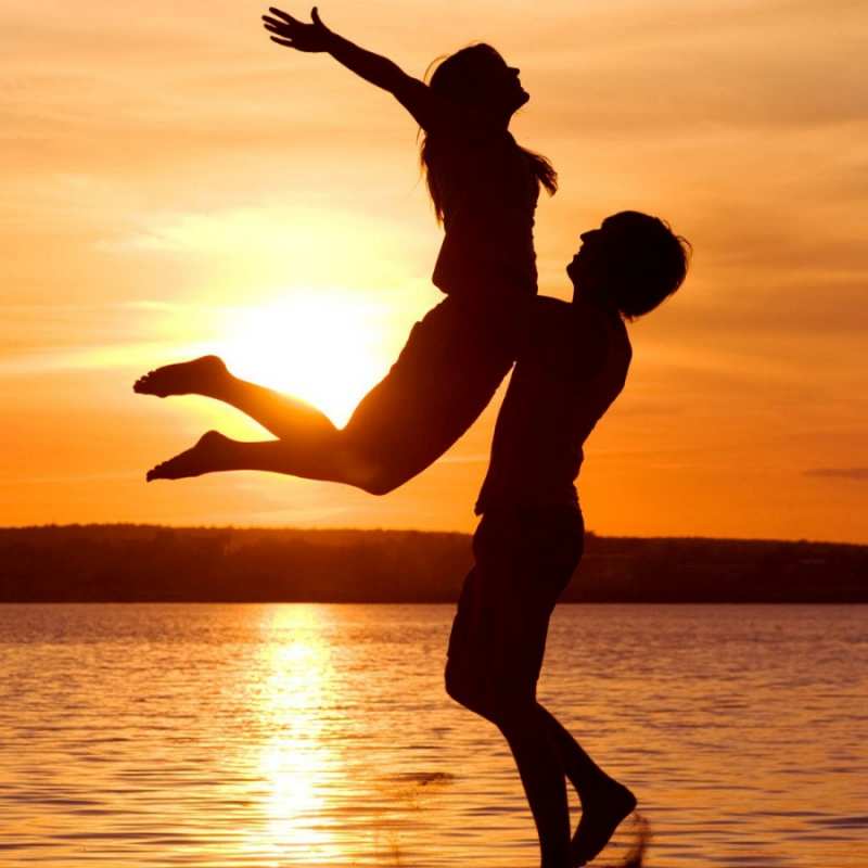 Открытка Курортный роман  парень поднимает девушку и она летит  сені құшақтағым келеді 