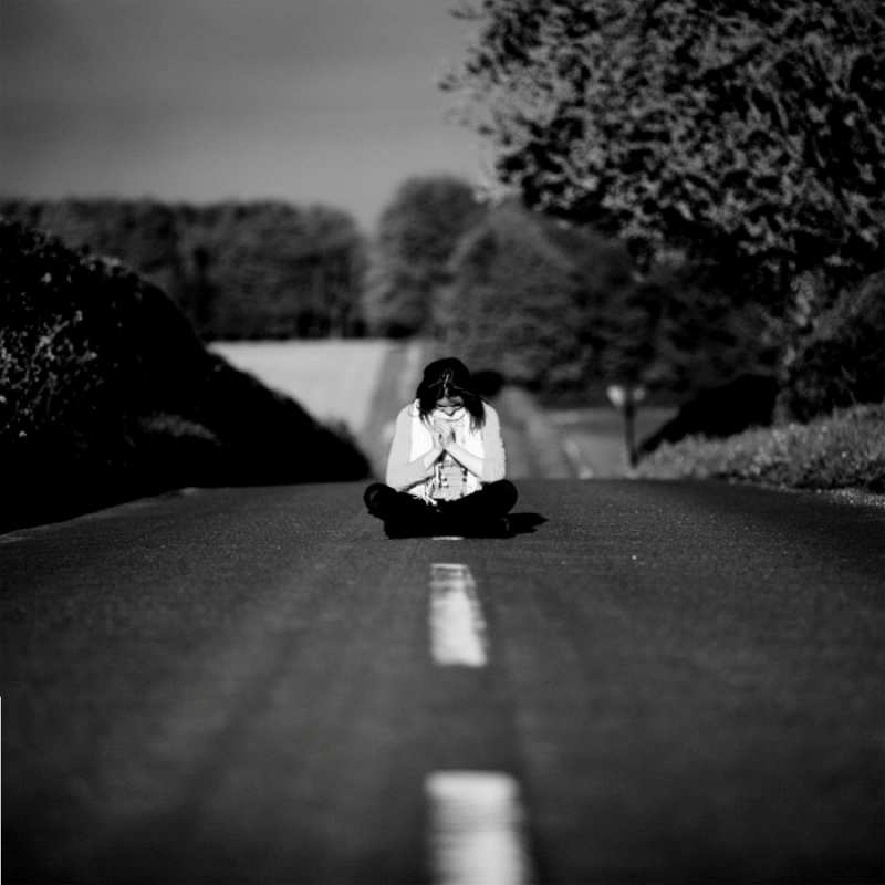 Открытка медитация на дороге  девушка сидит на асфальте  Мұңайма 