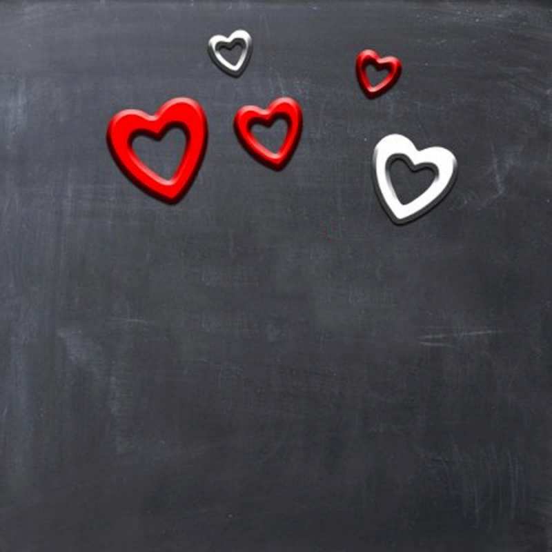 Открытка доска с магнитами в виде сердече  сердечки белые и красные  Мен сені сүйемін 