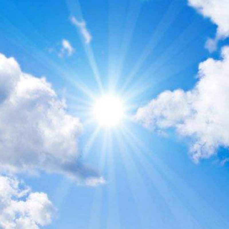 Открытка белое солнце на голубом небе лучики ангельского света с неба Сен менің періштемсің 