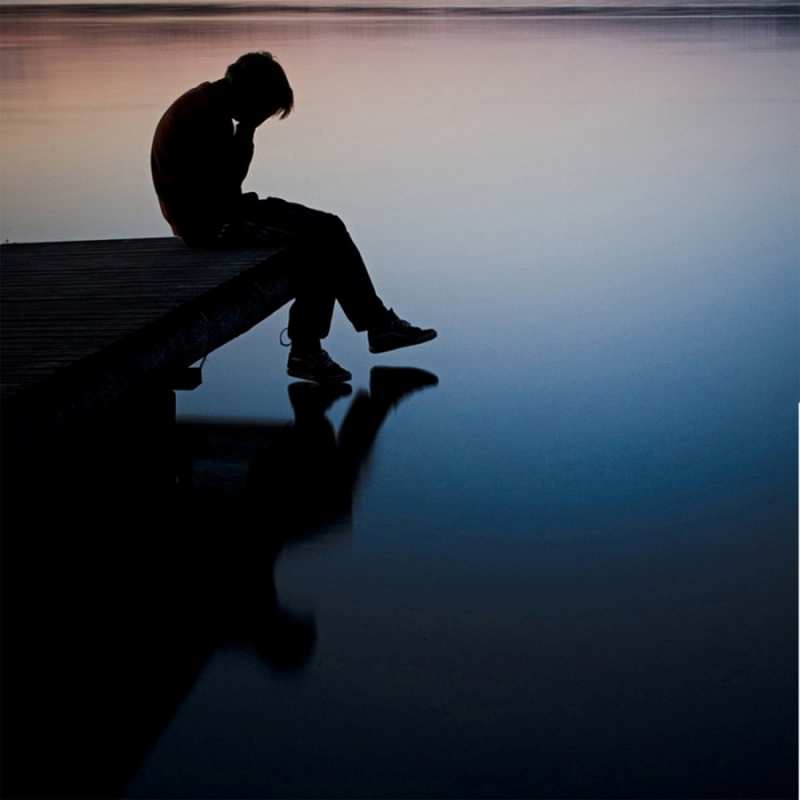 Открытка сидя на пирсе  печаль  Мұңайма 