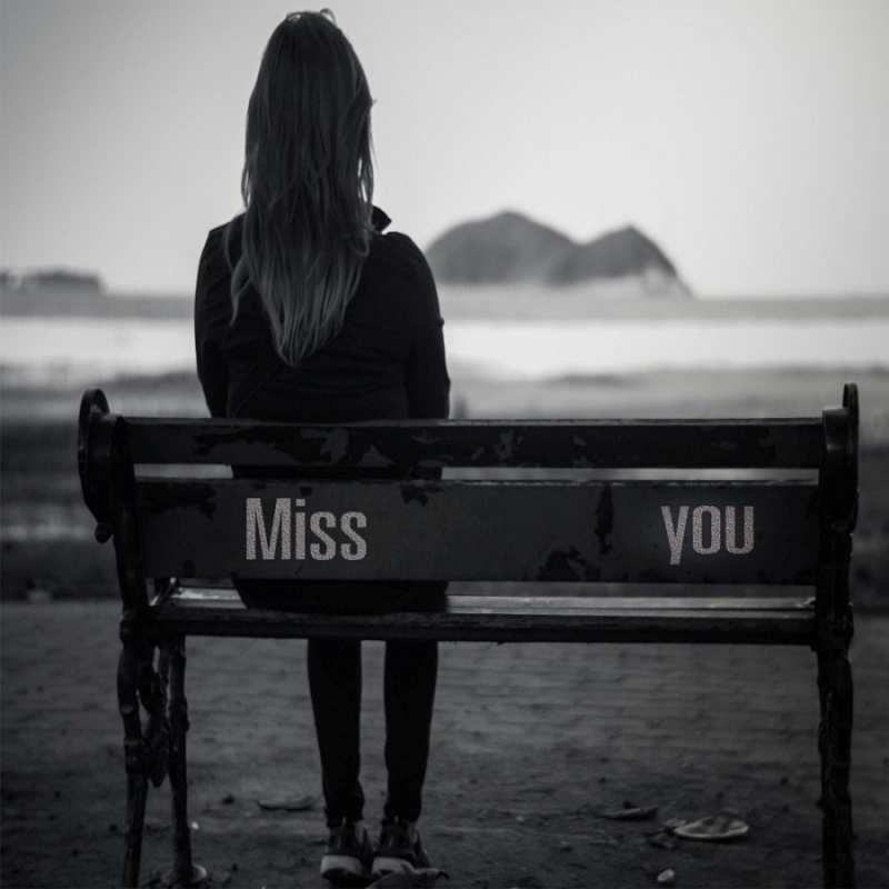 Открытка девушка сидит на лавочке на берегу моря  смотрит на скалы  Мұңайма 