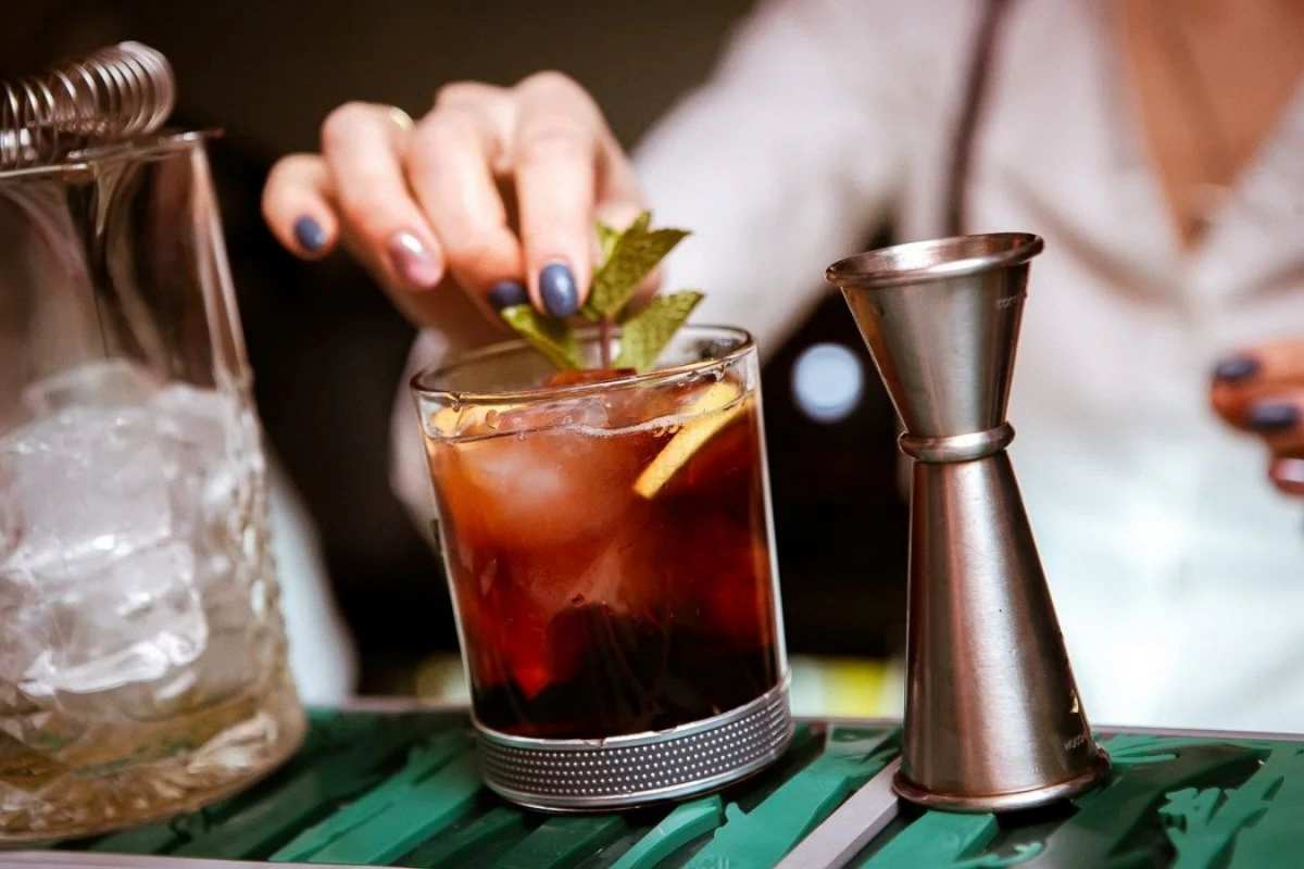 Открытка девушка бармен  с днем бармена  бармен күні құтты болсын 