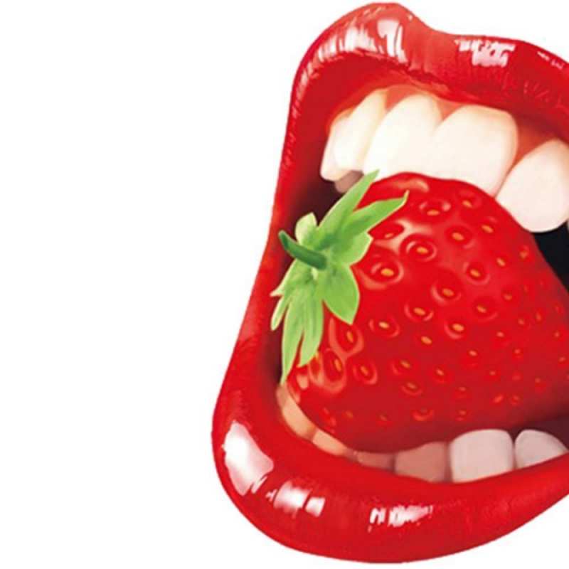 Открытка девушка держит клубнику в зубах открытка для парня открытка с яркими губами Сені сүйемін 