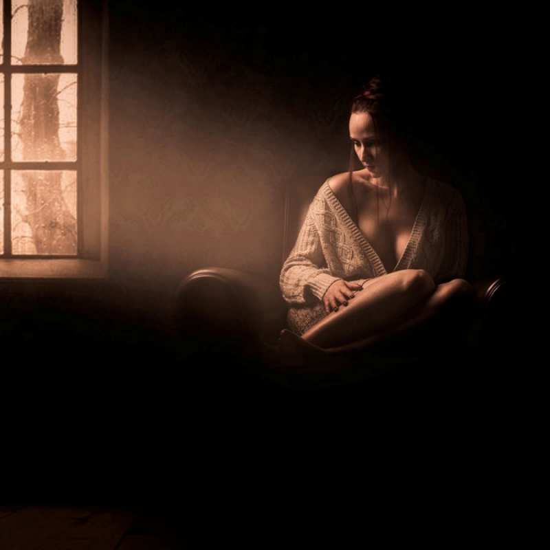 Открытка девушка в одиночестве  сидя у окна  Мұңайма 