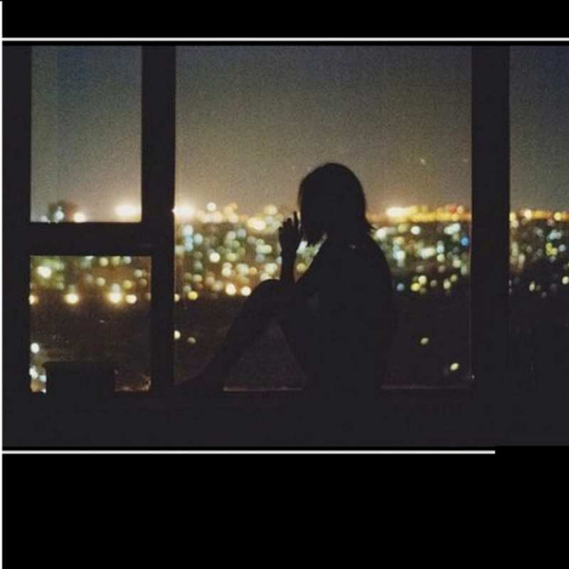 Открытка девушка сидит на подоконнике  смотрит на ночной город  Мұңайма 