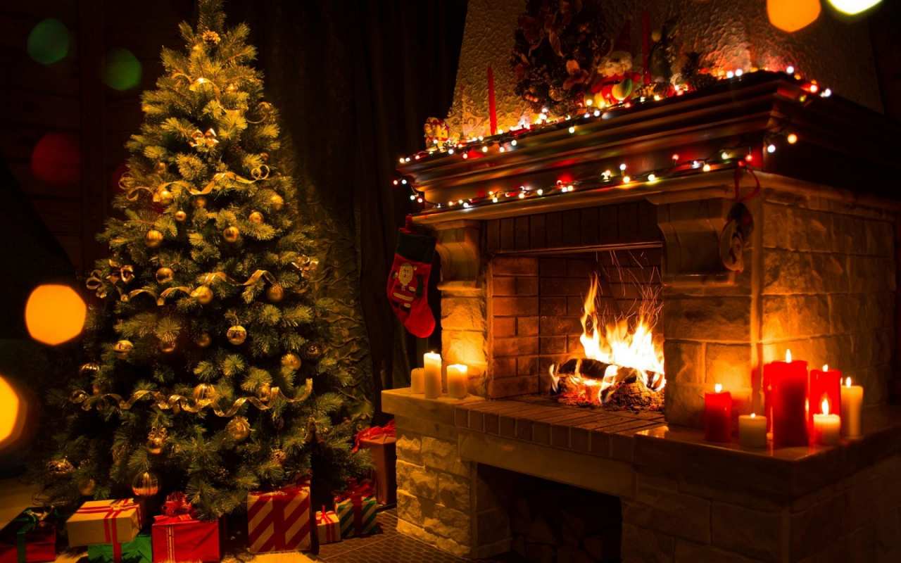 Открытка камин в рождественскую ночь со свечами  новый год  Рождество құтты болсын 