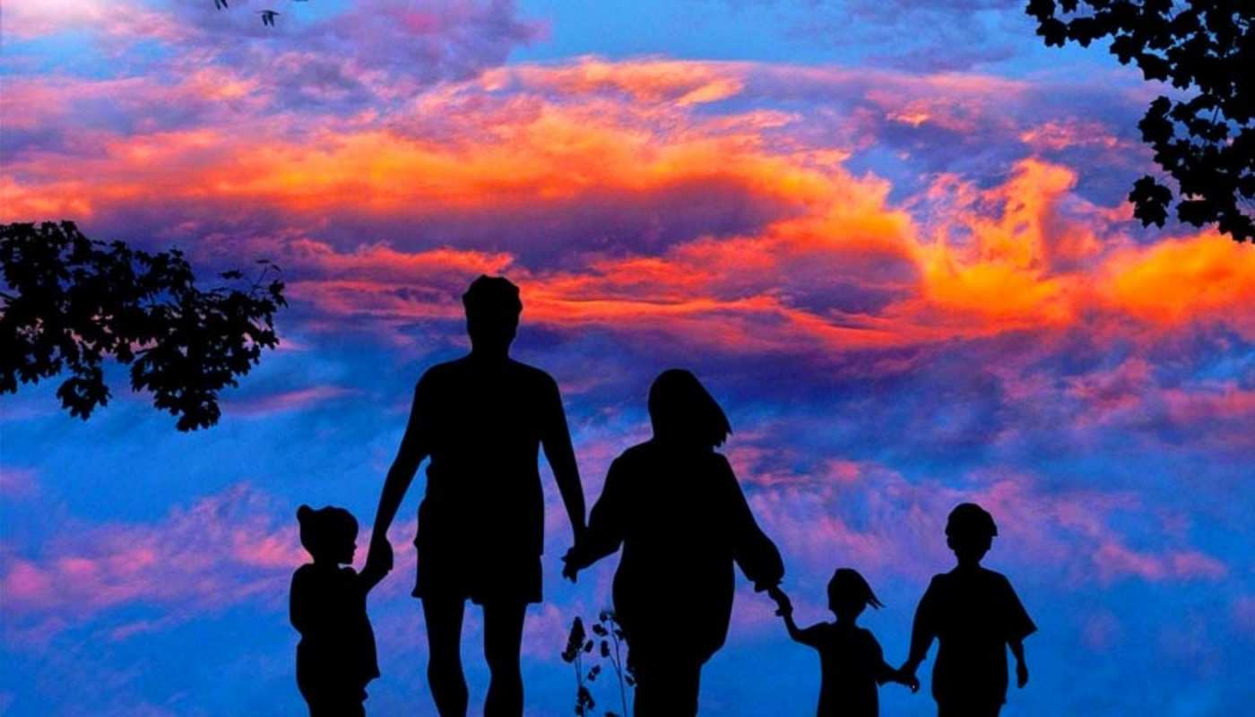 Открытка семья на фоне неба  семья  отбасы күні құтты болсын 