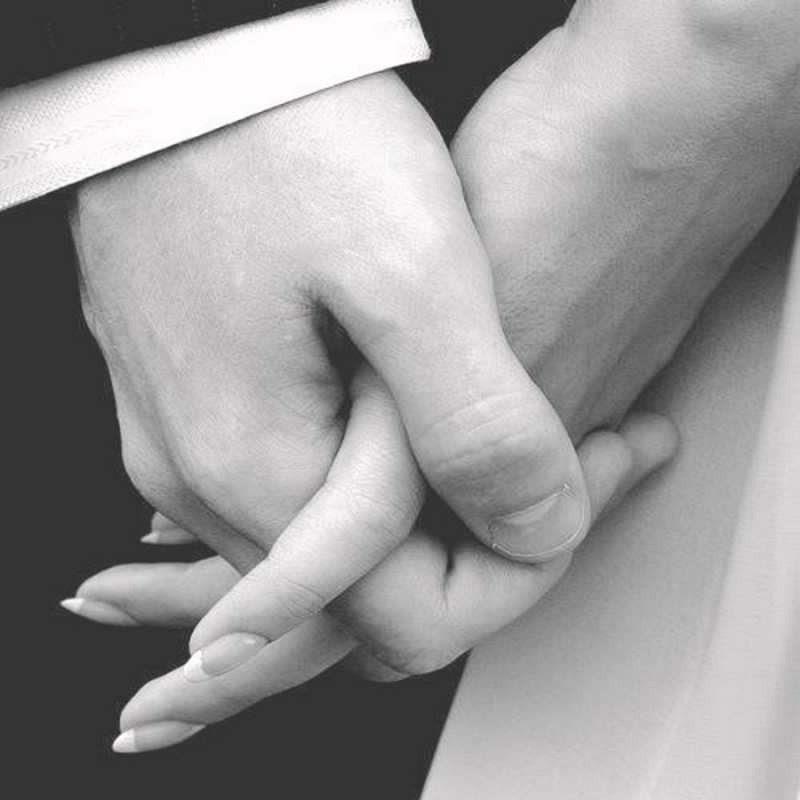 Открытка Парень держит девушку за руку  Черное и белое фото  сені құшақтағым келеді 