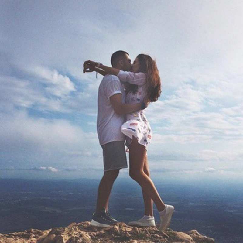 Открытка Парень и девушка обнимаются  Морской пейзаж  сені құшақтағым келеді 