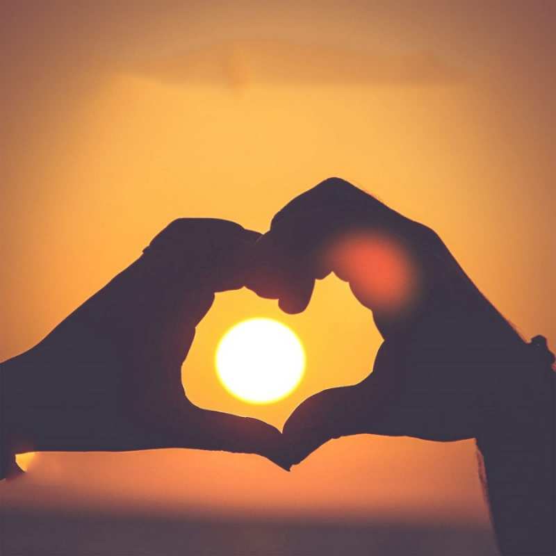 Открытка солнце в руках  садится солнце  Қайырлы түн 