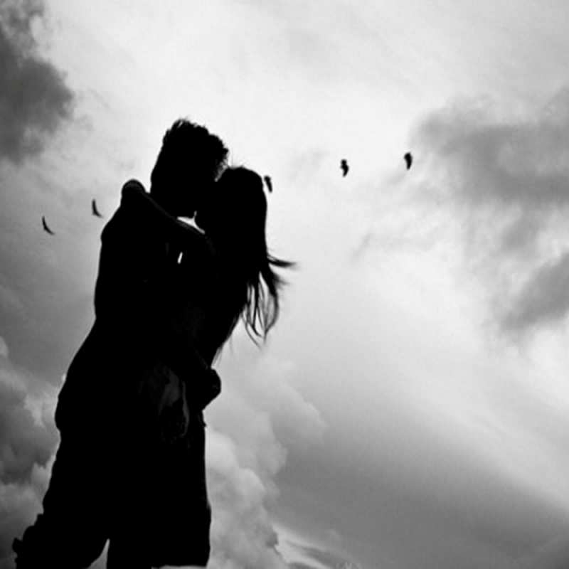 Открытка обнимаются на фоне неба  летят птицы  сені құшақтағым келеді 