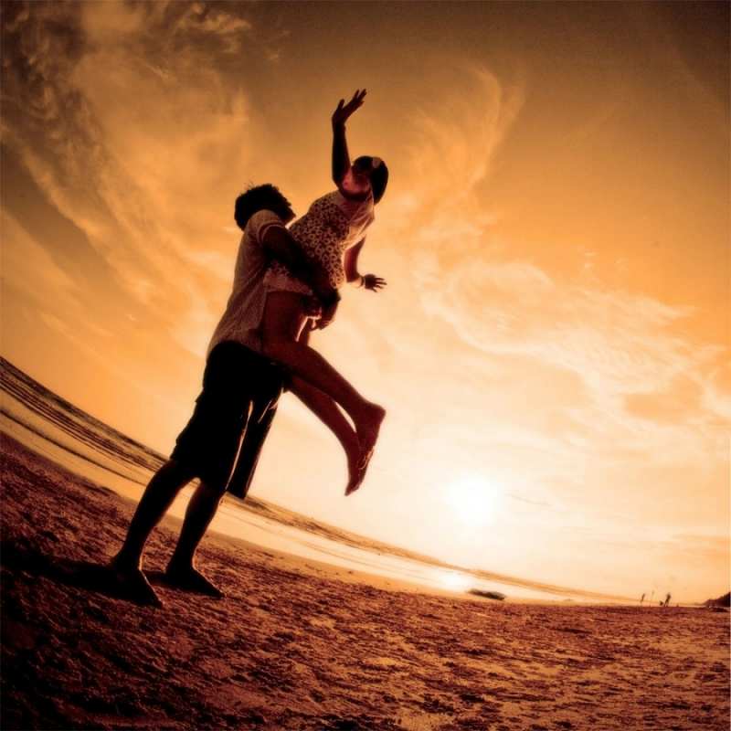 Открытка фото с искажениями  парень держит девушку  Мен сені сүйемін 