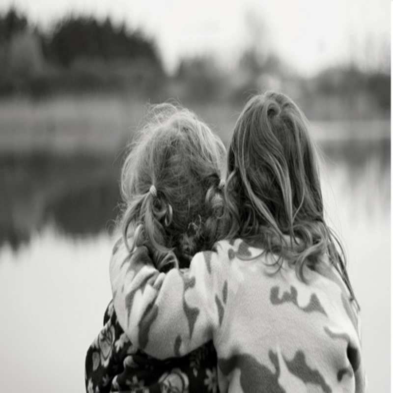 Открытка вода и девушки  в дали все в тумане  сені құшақтағым келеді 