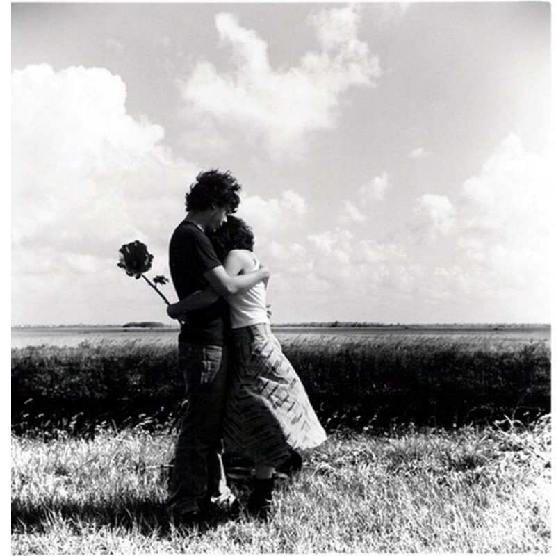 Открытка Возлюбленные обнимаются  чернобелое фото  сені құшақтағым келеді 