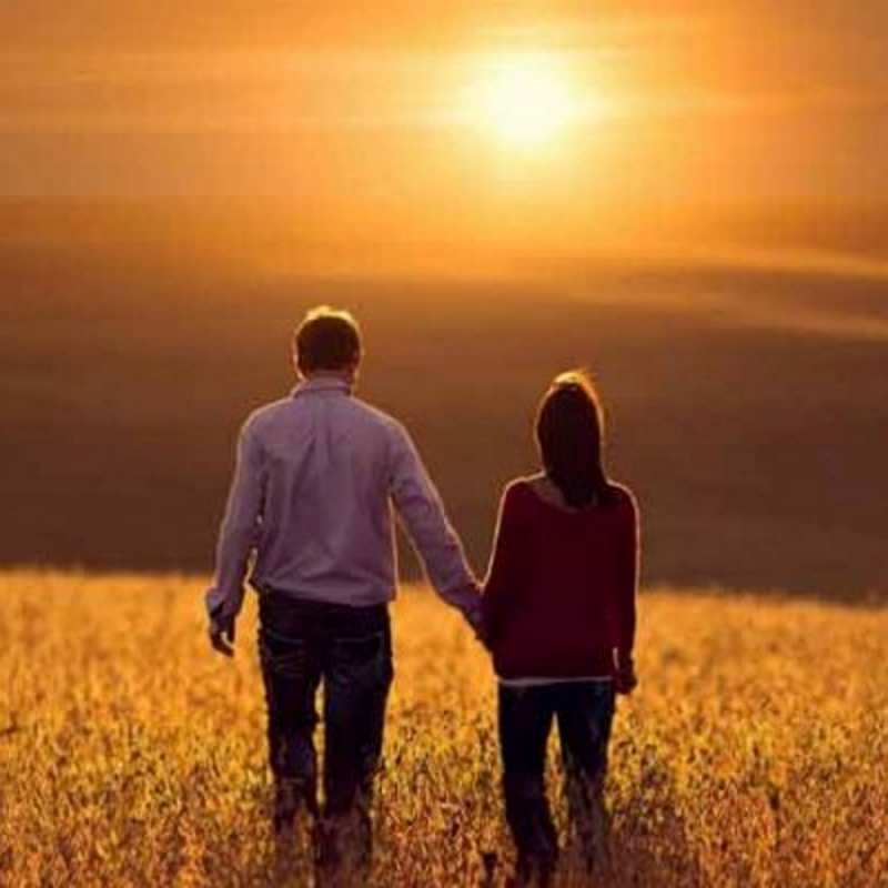 Открытка за ручки по полю  оранжевое фото и солнце и небо и настроение  сені құшақтағым келеді 