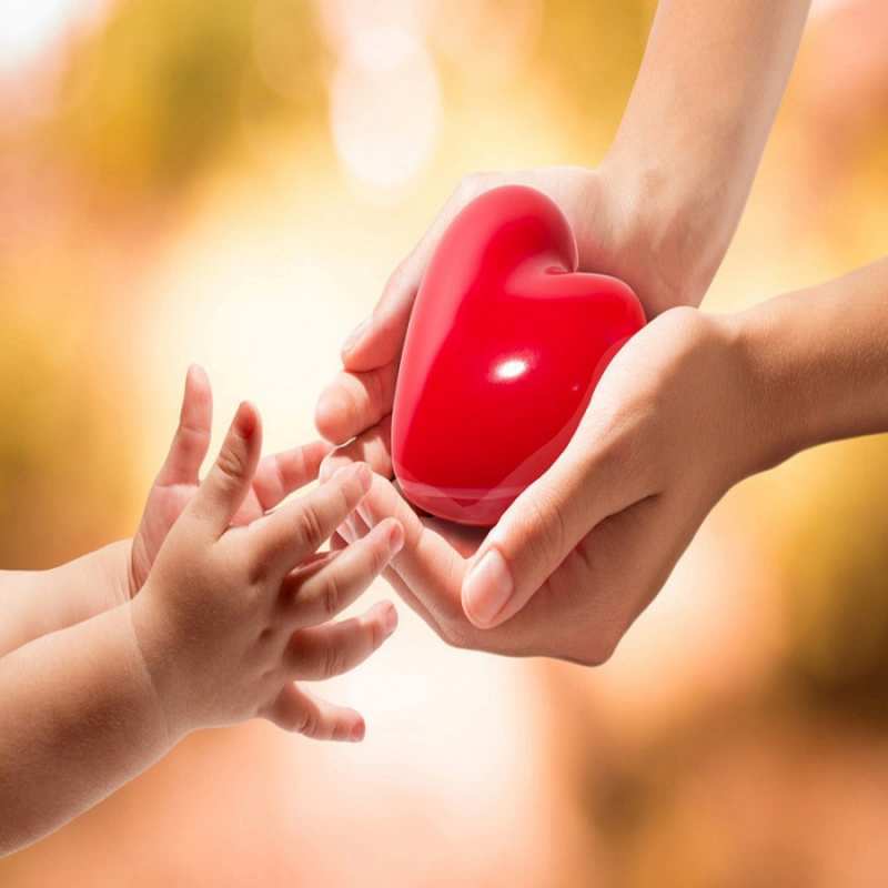 Открытка мама отдает сердце ребенку  мама и малыш  сені құшақтағым келеді 