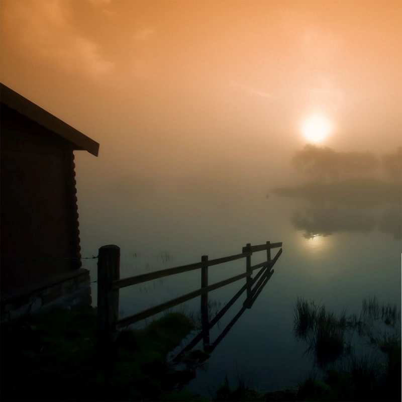 Открытка закат в тумане  дом у озера  Мұңайма 
