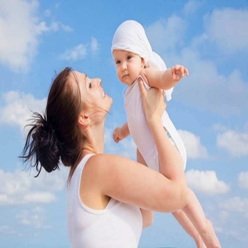 Открытка мама обнимает ребенка 1 небо и облака 1 сені құшақтағым келеді 