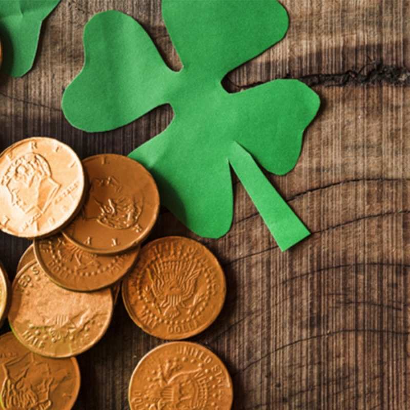 Открытка клевер и монеты  деревянный фон  Саған сәттілік тілеймін 