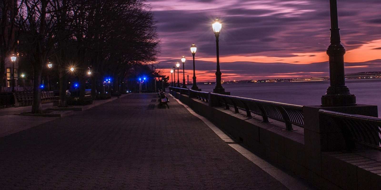 Открытка ночная набережная фонари на фоне реки Қайырлы түн 