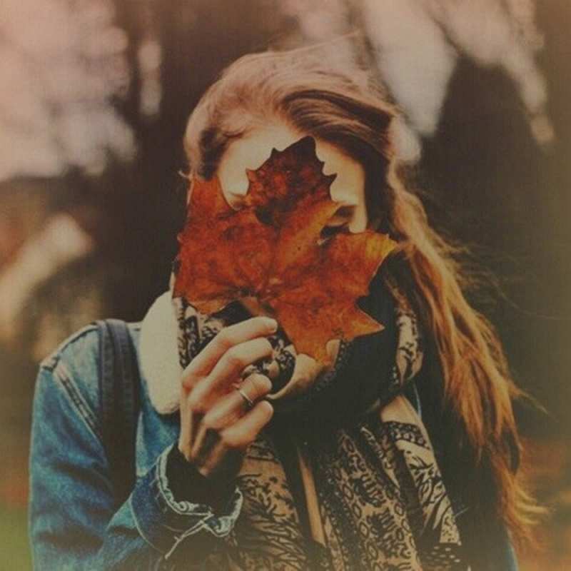 Открытка девушка держит кленовый лист  осеннее настроение и рыжая  сені құшақтағым келеді 