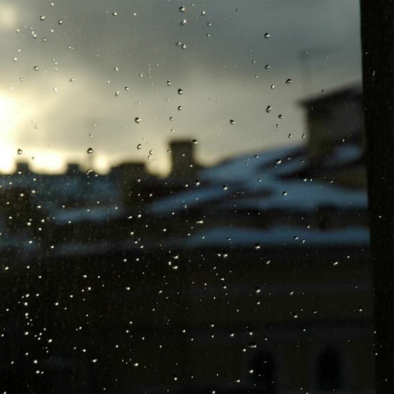 Открытка капли дождя на окне  вид на крыши  Мұңайма 