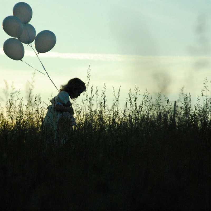 Открытка Белые шарики  ребенок  Мұңайма 