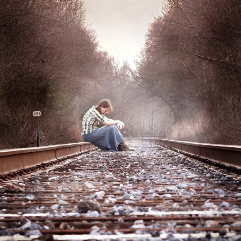 Открытка не сиди на рельсах  девушка на рельсах  Мұңайма 