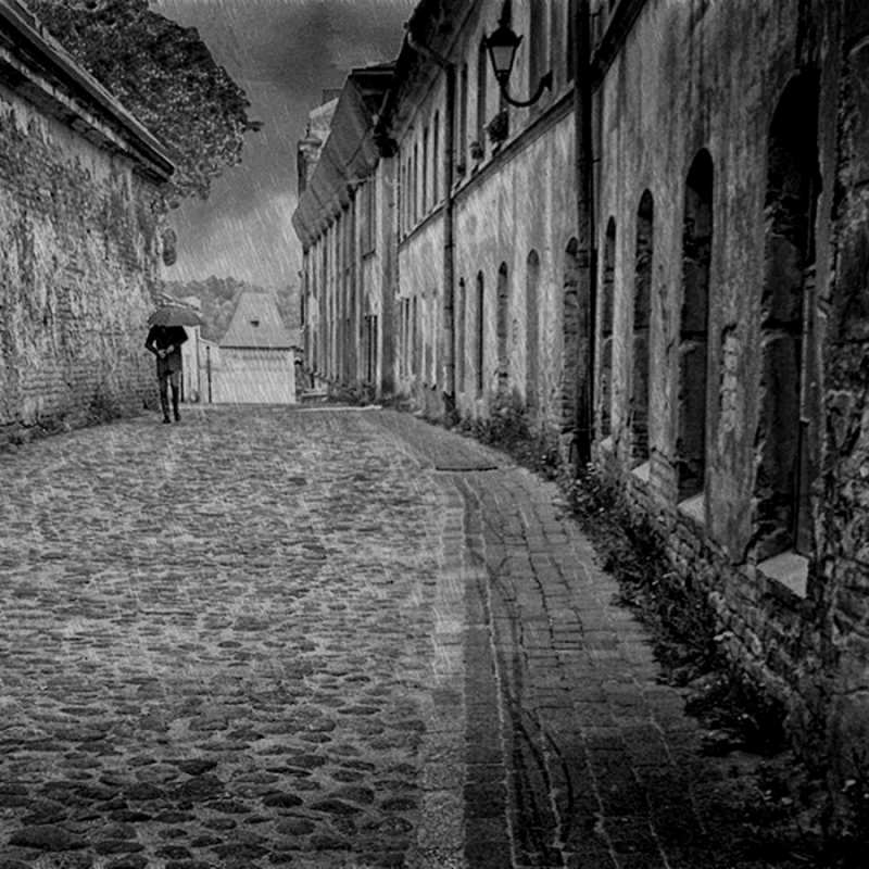 Открытка старый город  зонт  Мен сені сүйемін 