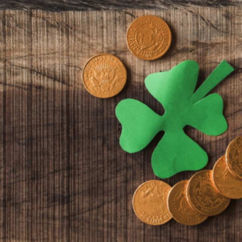 Открытка монеты и клевер на деревянном фоне  на удачу сегодня  Саған сәттілік тілеймін 