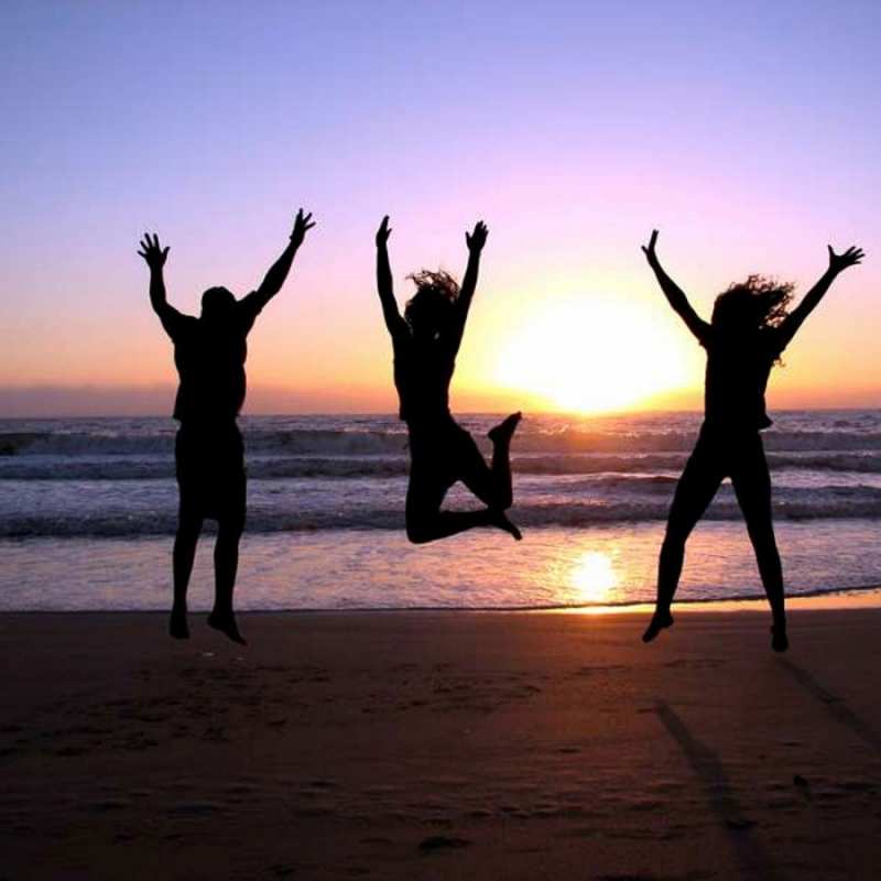 Открытка прыгаем на берегу  позитив  Мен сені сүйемін 