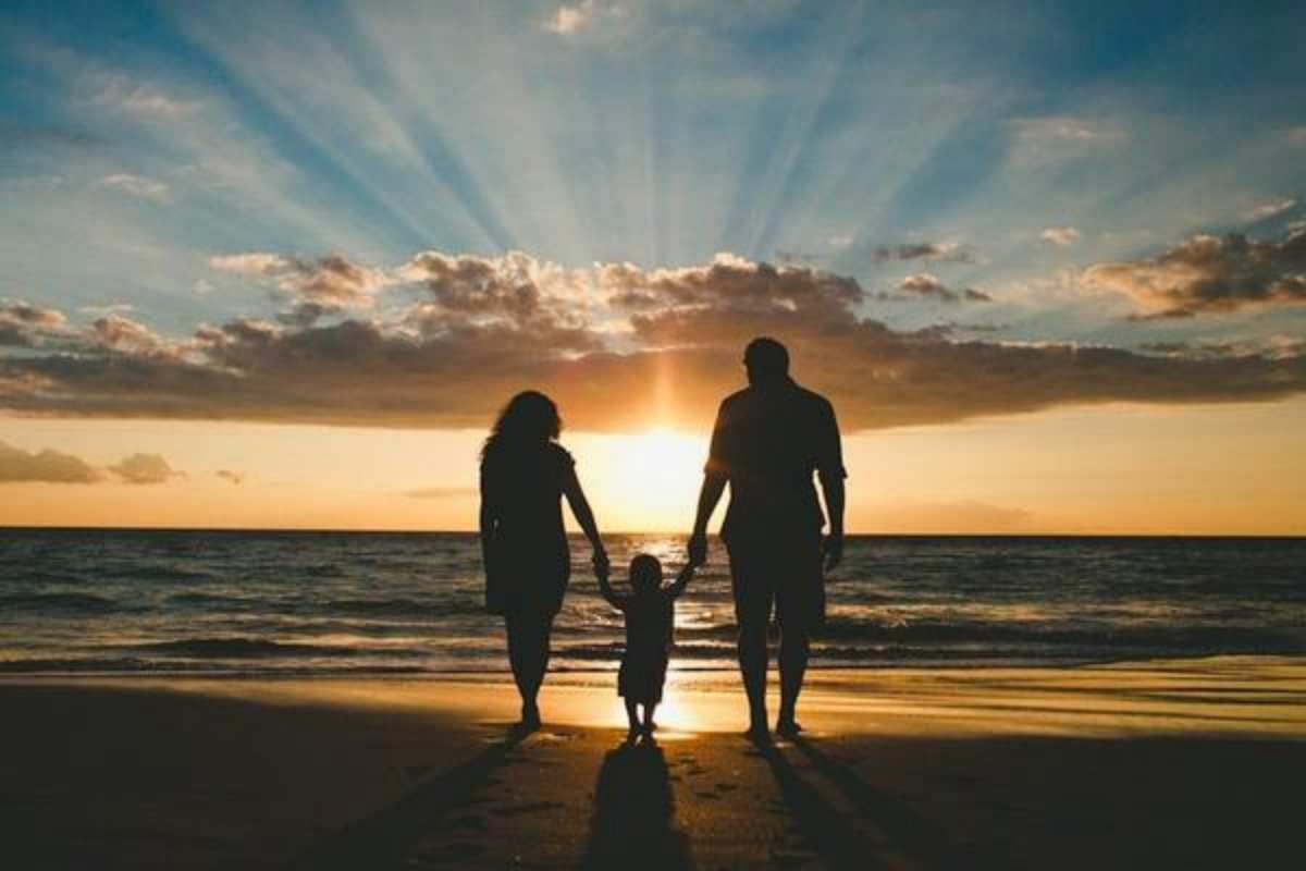 Открытка Мама и папа держат ребенка за руки. Закат на море, морской пляж  Море, пляж, закат, семья  отбасы күні құтты болсын 