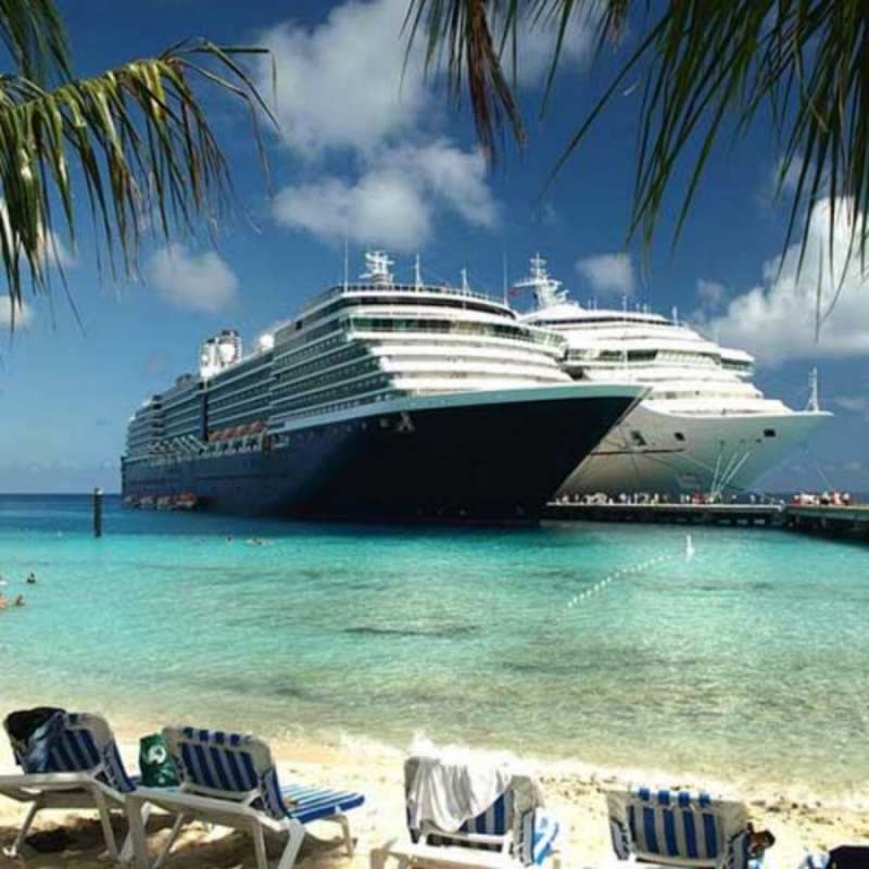 Открытка море и круизные лайнеры лежаки на фоне моря и пальм Жолыңыз болсын 