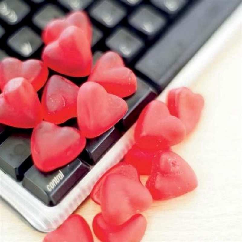 Открытка мармеладки на клавиатуре  конфеты в виде сердец  Мен сені сүйемін 