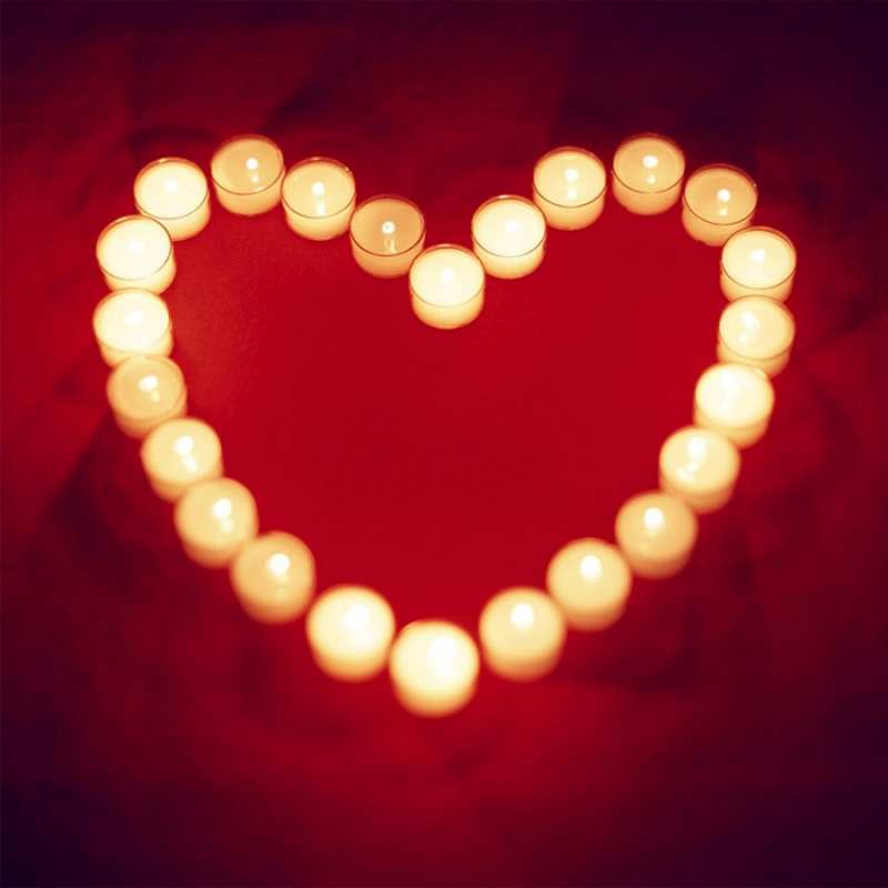 Открытка свечки в форме сердца  красота на красном фоне  Мен сені сүйемін 