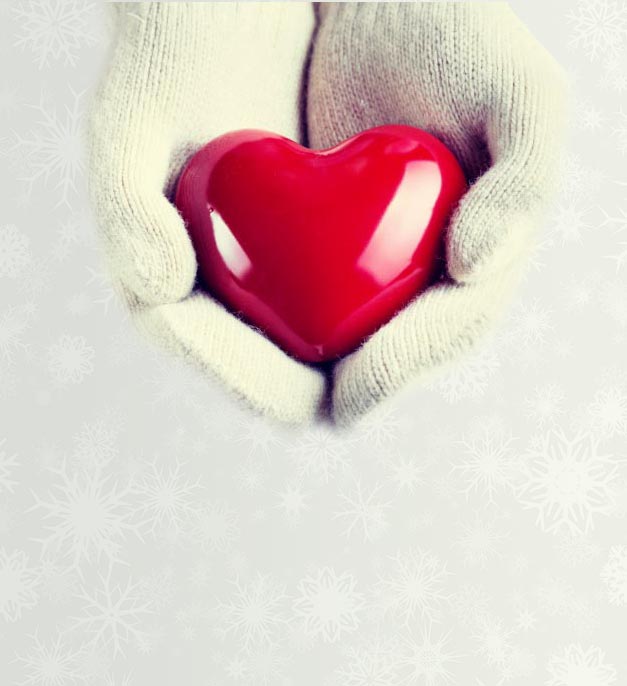 Открытка согреваем сердце  сердечко в руках, варежки  Мен сені сүйемін 
