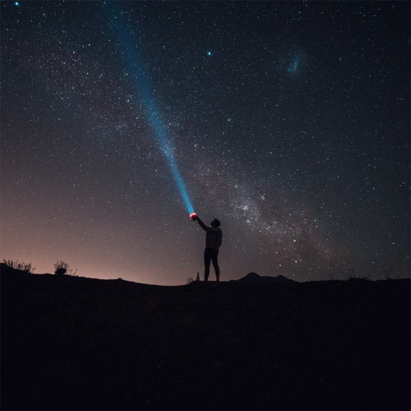 Открытка я тебя ищу в небе  звезды и луч света  Мен сені сағындым 