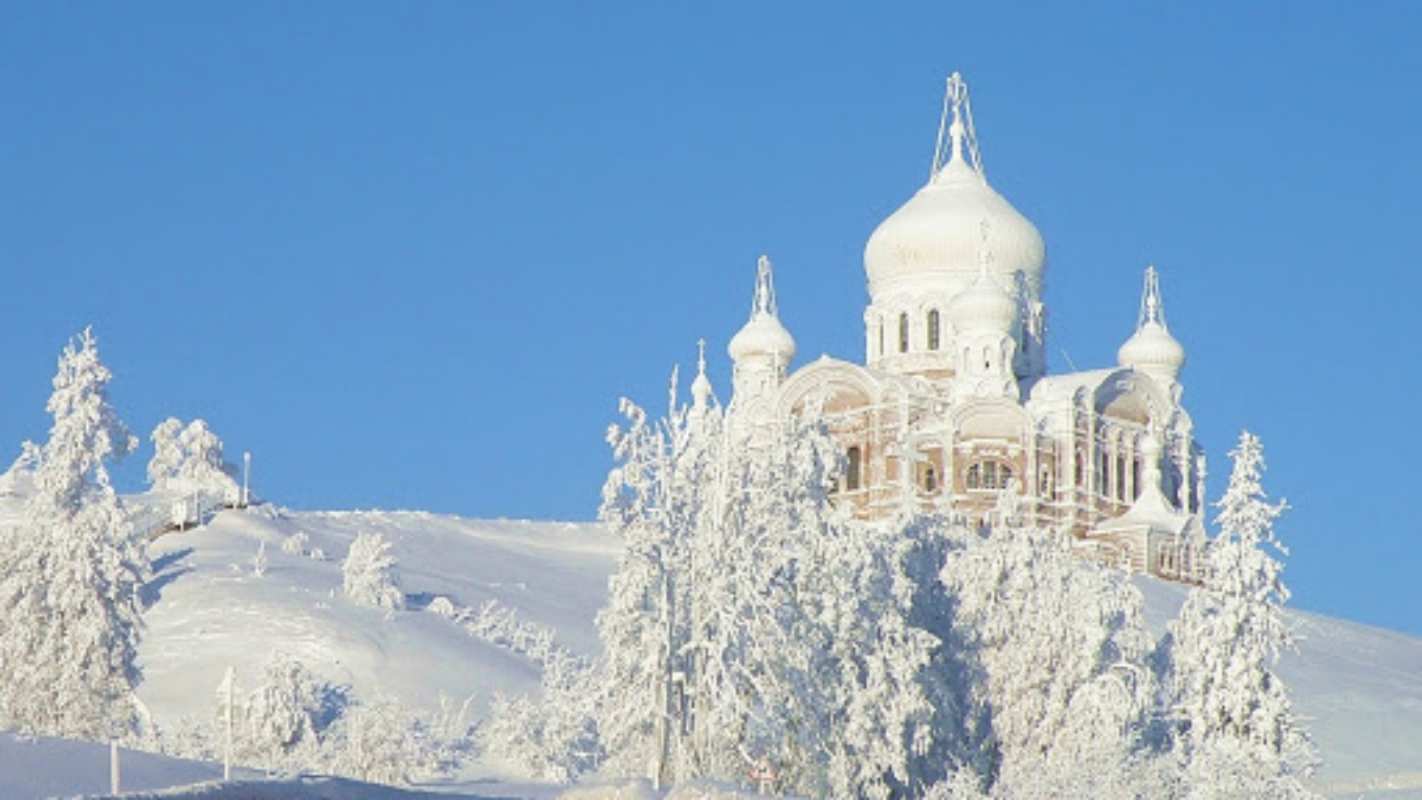 Открытка церковь на горе  храм  Рождество құтты болсын 
